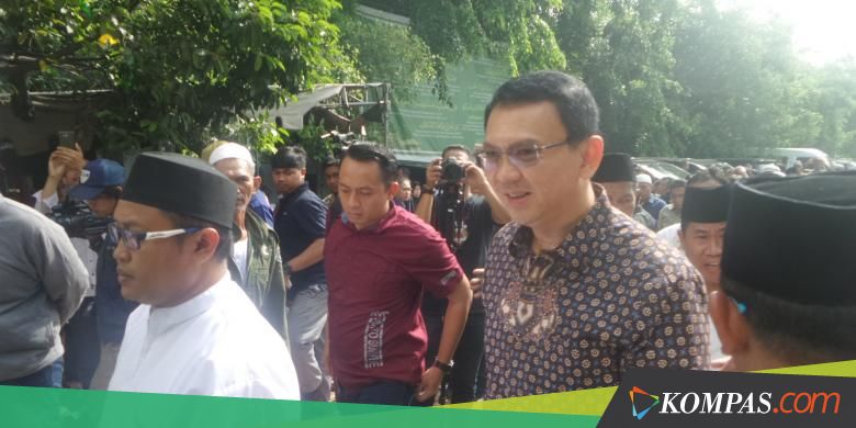 Ahok Duduk Bersila di Depan Makam Mbah Priok