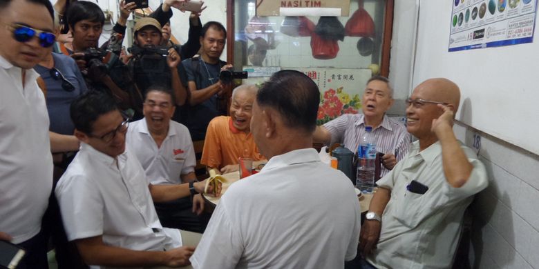 Calon wakil gubernur DKI Jakarta Sandiaga Uno berkunjung ke kawasan Glodok, Jakarta Barat, Selasa (28/3/2017). Dalam kunjungannya, Sandi mampir ke kedai es kopi Tak Kie serta gunting rambut di pangkas rambut Ko Tang.