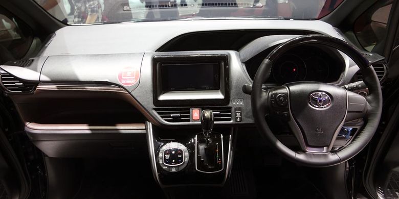 Toyota Voxy meluncur di Gaikindo Indonesia International Auto Show (GIIAS), Kamis (10/8/2017).