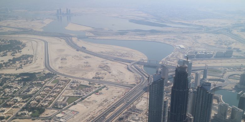 Pemandangan Teluk Dubai dilihat dari lantai 148 Gedung Burj Khalifa, Dubai, Uni Emirates Arab, Kamis (27/10/2017).