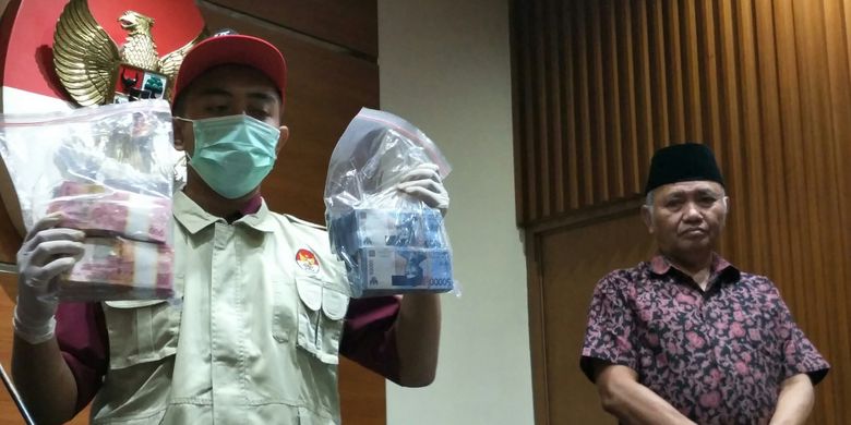 Petugas KPK menunjukkan barang bukti hasil kegiatan penindakan di kabupaten Hulu Sungai Tengah, Kalimantan Selatan dan Surabaya, Jawa Timur, usai konferensi pers di gedung KPK, Jakart a, Jumat (5/1/2018).