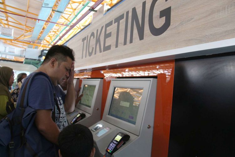 Antusiasme masyarakat saat membeli tiket kereta api bandara di Stasiun Sudirman Baru, Jakarta, Selasa (26/12/2017)