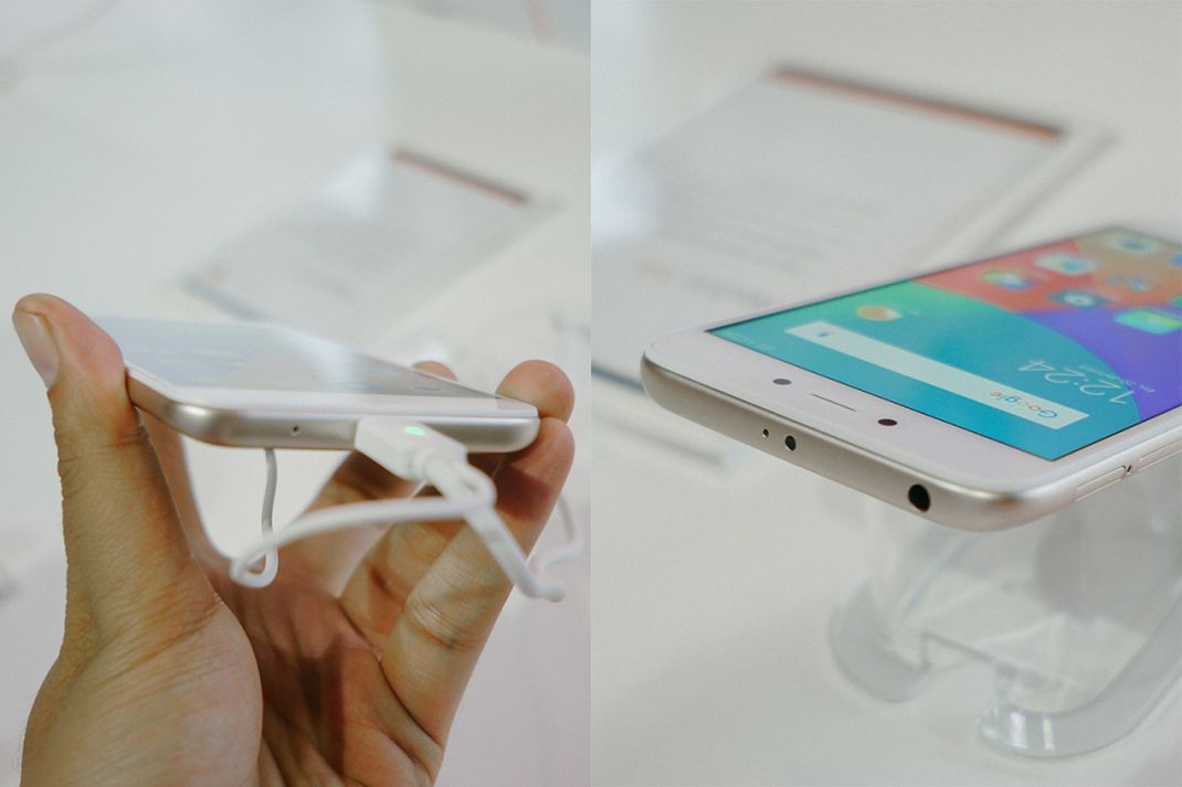 Jack audio 3,5mm bisa ditemukan di sisi atas, berdampingan dengan IR blaster (foto kanan). Sisi bawah Redmi 5A memuat port mikrofon dan port micro-USB.
