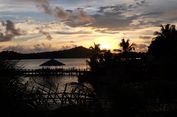 Meresapi Senja di Banda Neira