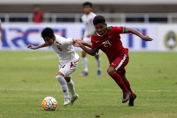 Pemain timnas Indonesia, Saddil Ramdani berebut bola dengan pemain timnas Myanmar, David Htan saat pertandingan persahabatan Indonesia melawan Myanmar di Stadion Pakansari, Cibinong, Bogor, Jawa Barat, Selasa (21/3/2017). Indonesia kalah 1-3 melawan Myanmar. 