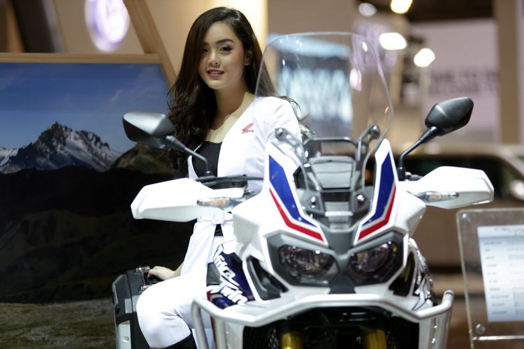 Sales promotion girl berpose saat ajang Indonesia International Motor Show (IIMS) 2017 di JI Expo, Kemayoran, Jakarta, Jumat (28/4/2017). Ajang pameran otomotif terbesar di Indonesia ini akan berlangsung hingga 7 Mei mendatang. KOMPAS IMAGES/KRISTIANTO PURNOMO(KRISTIANTO PURNOMO)