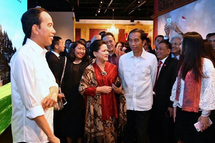 Presiden Joko Widodo didampingi Ibu Negara Iriana Jokowi melihat patung lilin figur dirinya di Museum Madame Tussauds Hongkong, Senin (1/5/2017).(Sekretariat Presiden)