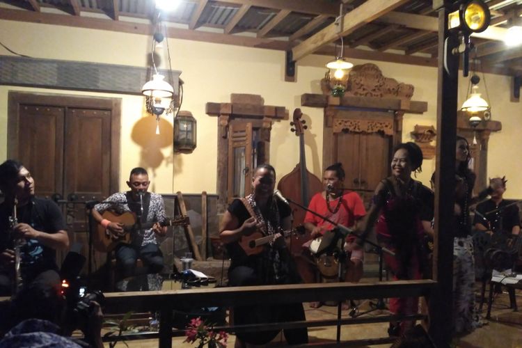 Bonita and The Hus Band saat menggelar konser di Beranda Rumah, Banyuwangi, Selasa (16/5/2017)