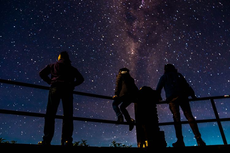 Saat cuaca cerah dan tak ada polusi cahaya, Milky Way atau Galaksi Bima Sakti bisa terlihat di langit dan difoto menggunakan kamera.