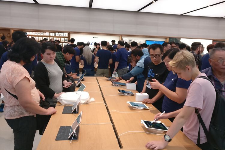 Pengunjung menjajal tablet iPad di Apple Store Singapura, saat resmi dibuka Sabtu (27/5/2017).