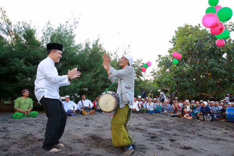 Bupati Banyuwangi Abdullah Azwar Anas di acara doa bersama di Pantai Bangsring Banyuwangi Selasa (6/6/2017)