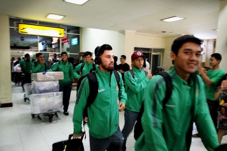 Stefano Lilipaly bersama penggawa timnas Indonesia saat keluar dari terminal kedatangan Bandara Adi Sutjipto, Yogyakarta, Minggu (11/6/2017).