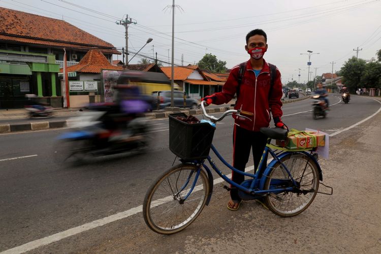 Portrait foto santri, Rohman saat bersama sepedanya di daerah Comal, Kabupaten Pemalang, Jawa Tengah, Jumat (23/6/2017). Beragam cara dilakukan para pemudik untuk bisa kembali ke kampung halaman, salah satunya dengan menggunakan sepeda.(KOMPAS.com/GARRY ANDREW LOTULUNG) 