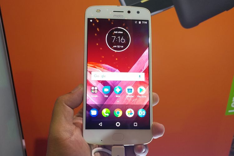 Moto Z2 Play dalam genggaman