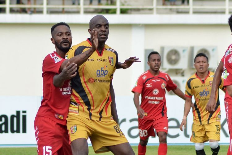 Mitra Kukar midfielder, Sissoko, is guarded by Semen Padang player Didier Zokora.