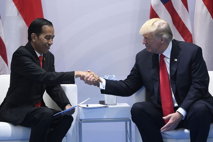 Presiden AS Donald Trump (kanan) dan Presiden Indonesia Joko Widodo bersalaman saat mengadakan pertemuan bilateral di sela KTT G20 di Hamburg, Jerman, Sabtu (8/7/2017). Sebelumnya, Presiden Joko Widodo menjadi pembicara pada Leaders Retreat KTT G20 atau G20 sesi I mengenai terorisme, Jumat 7 Juli siang waktu setempat.