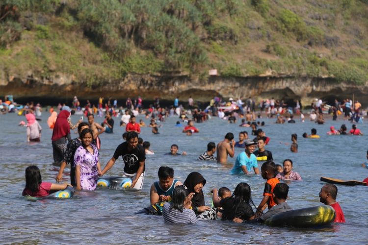Pengunjung memanfaatkan liburan mengunjungi Pantai Baron, Yogyakarta, Minggu (2/7/2017). Pantai ini selalu padat pengunjung saat libur sekolah dan lebaran.(KOMPAS.com / ANDREAS LUKAS ALTOBELI)