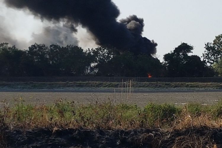 Hingga pagi ini, titik api masih menyala di alur sungai Silugonggo, Desa Bakaran‎, Kecamatan Juwana, Kabupaten Pati, Jawa Tengah, Minggu (16/7/2017).