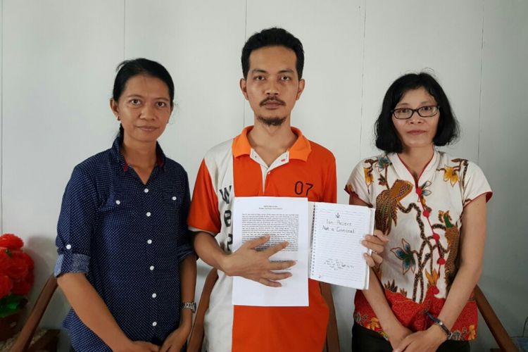Fidelis Arie Sudewarto (tengah) didampingi kuasa hukumnya, Marcelina Lin (kanan) dan kakak kandungnya Yohana LA Suyati saat berada di Rutan Klas IIB Sanggau (8/8/2017).
