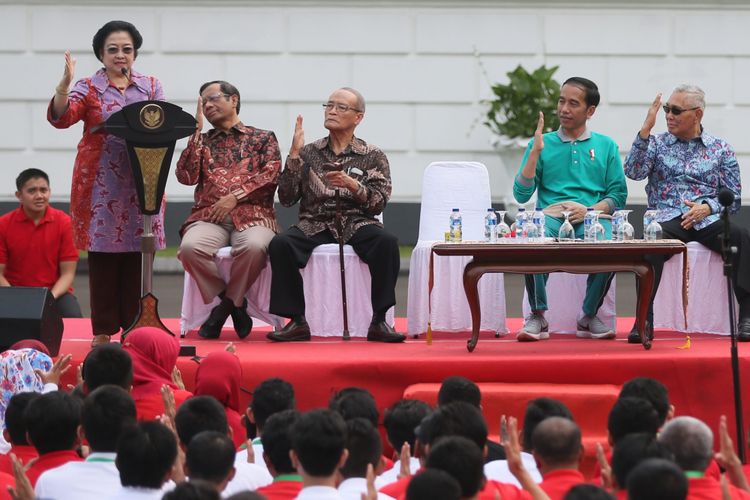 Ketua Dewan Pengarah UKP-PIP Megawati Soekarnoputri memperagakan salam Pancasila ala proklamator Bung Karno di depan 500an mahasiswa peserta penguatan pendidikan Pancasila di halaman Istana Presiden Bogor, Jawa Barat, Sabtu (12/8/2017).(Fabian Januarius Kuwado)