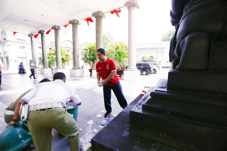  Hendrar Prihadi, Wali Kota Semarang, turun tangan membersihkan sampah yang berserakan di halaman kantornya usai pembukaan rangkaian acara peringatan HUT RI ke-72.