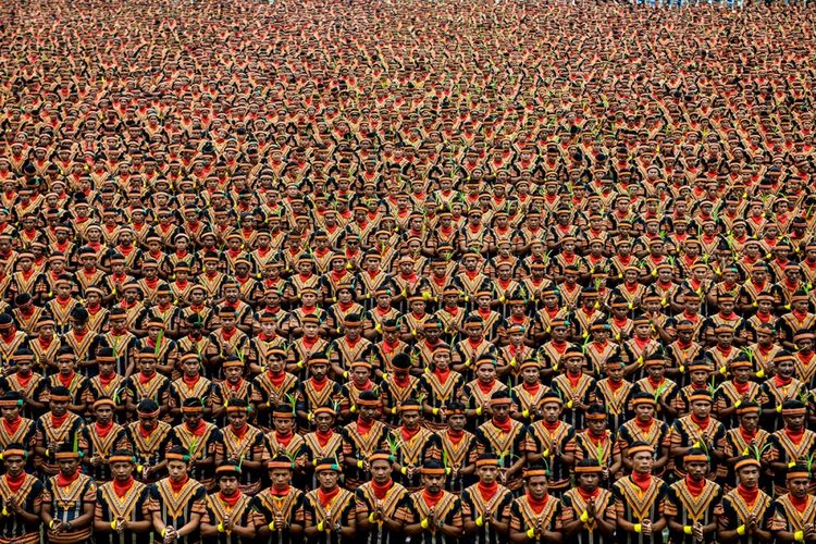 Ribuan penari tampil pada geladi resik pagelaran tari tradisional Saman massal di Stadion Seribu Bukit, Blang Kejeren, Gayo Lues, Aceh, Sabtu (12/8/2017). Pagelaran Tari Saman itu memecahkan rekor dunia dari Museum Rekor Indonesia ( MURI) dengan jumlah penari terbanyak di dunia, yakni 12.262 orang yang berasal dari berbagai komponen masyarakat.