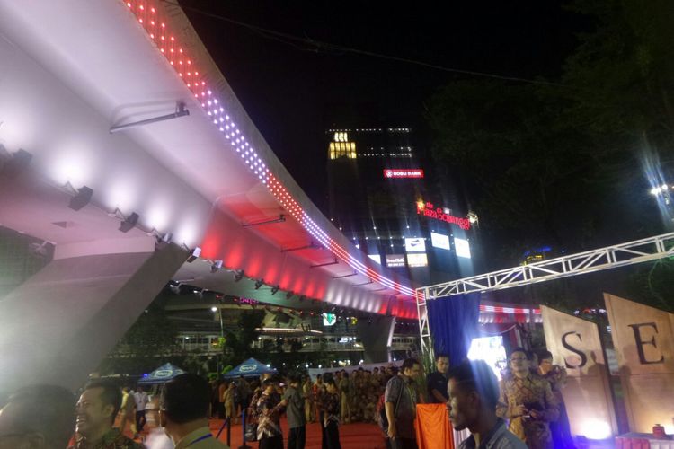 Lampu Simpang Susun Semanggi bernuansa merah putih setelah diresmikan Presiden RI Joko Widodo, Kamis (17/8/2017).