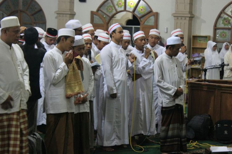 Seribuan santri dan umat muslim di Ungaran dan daerah sekitarnya mengucapkan deklarasi Antiradikalisme dan Terorisme yang dihelat di Masjid Agung Al Mabrur Ungaran, Kabupaten Semarang, Minggu (20/1/2017) malam.