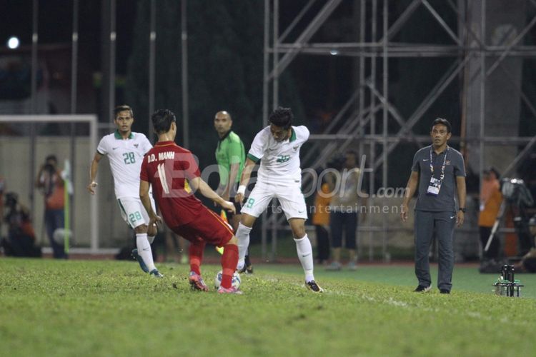 Pemain Indonesia, Septian David Maulana, dibayangi pemain Vietnam.