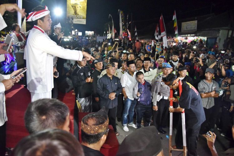 Bupati Purwakarta Dedi Mulyadi mengajak masyarakat Purwakarta melestarikan permainan tradisional egrang dengan menggelar Festival Panji Demokrasi, Jumat (19/8/2017)