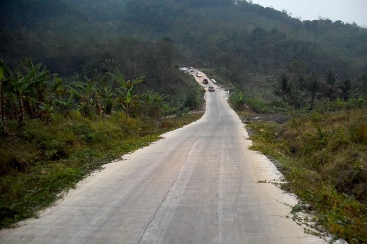 Jalan baru berbeton dengan lebar 12 meter di wilayah Kecamatan Sukasari memudahkan akses jalan di wilayah yang dulu terisolir di Kabupaten Purwakarta.
