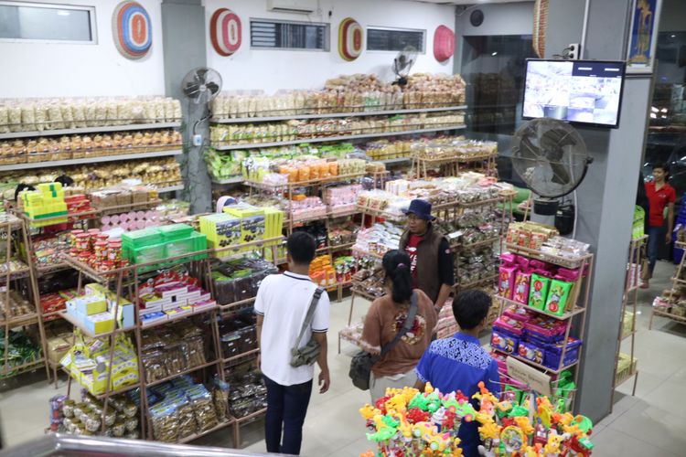 Berburu aneka oleh-oleh khas Cirebon di Toko Daud. Wisatawan mencari ragam panganan khas seperti petis, olehan udang, hingga sirup tjampolay, Selasa (5/9/2017).