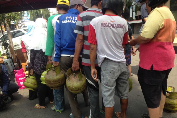 warga antre membeli elpiji melon di Kota Semarang, Jawa Tengah, Selasa (12/9/2017)