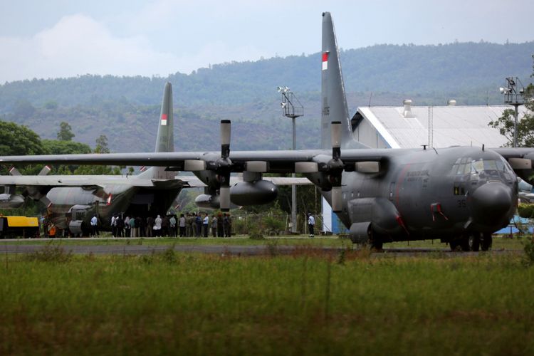 Hasil gambar untuk Ini Klarifikasi TNI AU soal Pesawat Hercules Bawa 797 Botol Vodka Minuman Kera