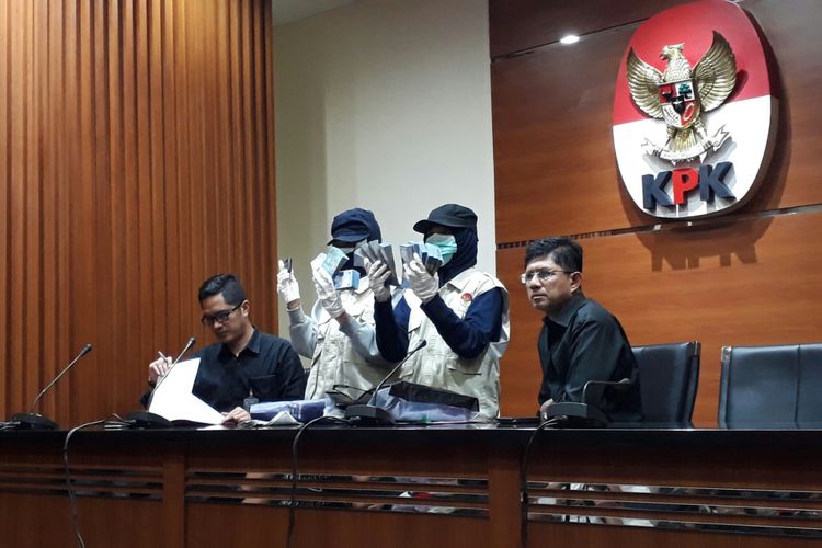 Komisi Pemberantasan Korupsi menetapkan tiga orang tersangka Pasca operasi tangkap tangan yang dilakukan KPK di Kota Batu, Malang, Jawa Timur, Sabtu (17/9/2017). 