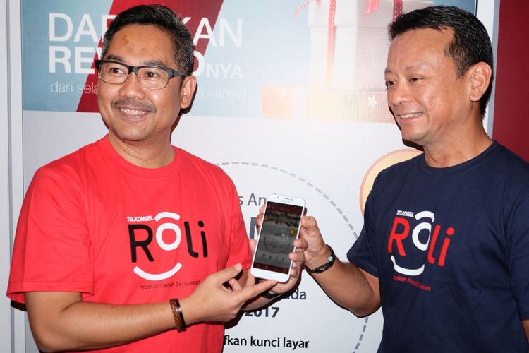 VP Digital Advertising & Analytics Telkomsel Harris Wijaya (kiri) menunjukkan aplikasi Telkomsel Roli ke awak media di Jakarta, Selasa (19/9/2017).