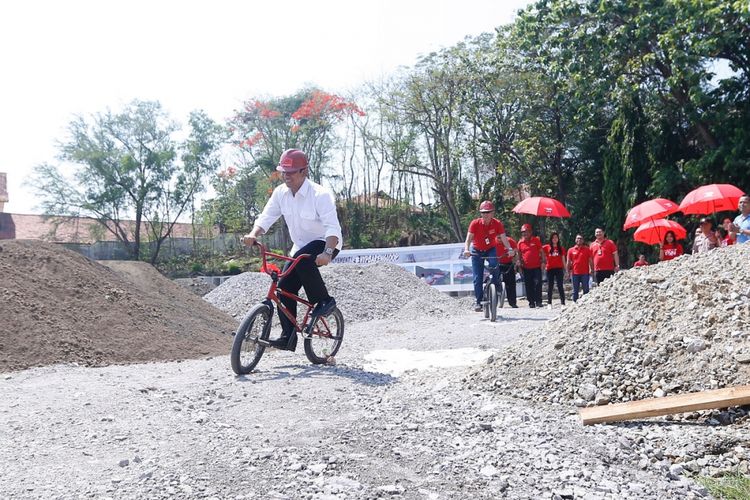 Wali Kota Semarang Hendrar Prihadi naik sepeda BMX sejauh 200 M untuk mengecek pembangunan LOOP Arena di GOR Tri Lomba Juang Semarang, Rabu (20/9/2017). Loop Arena dibangun sebagai tempat ekspresi berbagai komunitas anak muda di Kota Semarang yakni skateboarding, BMX, basket, LOOP corner. 
