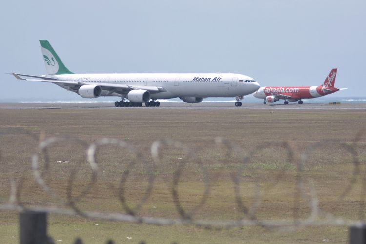 Pesawat udara berada di kawasan Bandara Internasional I Gusti Ngurah Rai, Bali, Sabtu (23/9). Aktivitas penerbangan di Bandara I Gusti Ngurah Rai terpantau normal dan peningkatan status Gunung Agung dari siaga menjadi awas sejak Jumat (22/9) malam belum mempengaruhi lalu lintas penerbangan. ANTARA FOTO/Fikri Yusuf/pd/17(ANTARA FOTO/Fikri Yusuf)