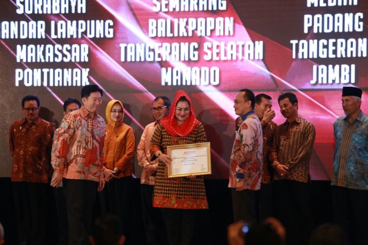 Pemkot Semarang menerima penghargaan dari Tempo Group dalam gelaran Indonesias Attractiveness Award 2017 yang diwakili Wakil Wali Kota Semarang Hevearita Gunaryati Rahayu, Jumat (29/9/2017)