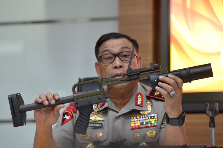 KaKorps Brimob Polri Irjen Pol Murad Ismail menunjukkan jenis senjata pelontar granat ketika memberikan keterangan di Mabes Polri, Sabtu (30/9). Korps brimob masih menunggu rekomendasi dari Badan Intelijen Strategis TNI terkait tertahannya 280 pucuk senjata pelontar granat dan 5932 pucuk amunisi di kepabeanan Bandara Soekarno Hatta. ANTARA FOTO/Wahyu Putro A/nz/17