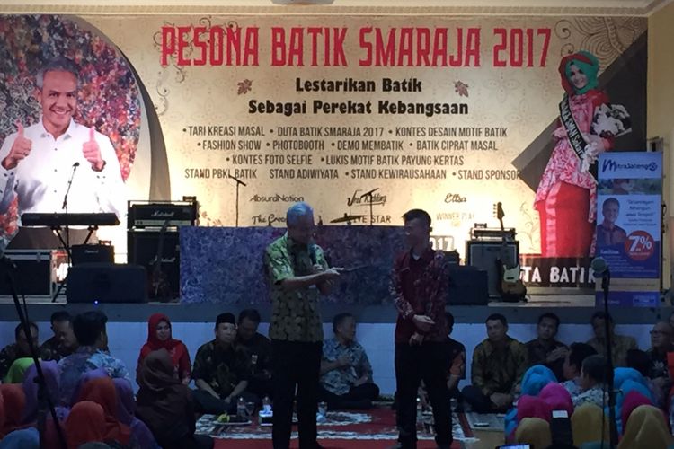 Gubernur Jawa Tengah Ganjar Pranowo dalam kegiatan Gubernur Mengajar di SMA Negeri 1 Sokaraja Banyumas, Jawa Tengah, Senin (2/9/2017).

