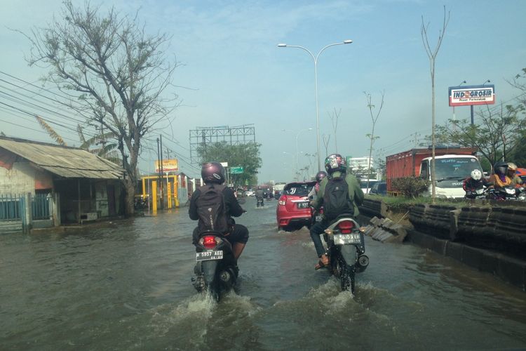 Air menggenangi jalan pantura dan pemukiman warga di Kota Semarang akibat curah hujan tinggi, Senin (2/10/2017) 