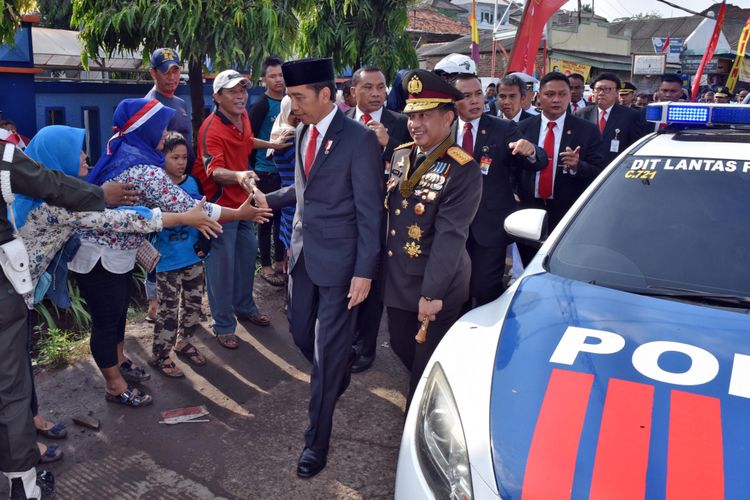 Presiden Joko Widodo harus berjalan kaki saat menuju lokasi peringatan hari ulang tahun ke-72 TNI di Dermaga Indah Kiat, Cilegon, Banten, Kamis (5/10/2017). Sekitar 3 kilometer sebelum tiba di lokasi, iring-iringan Jokowi terjebak macet parah.