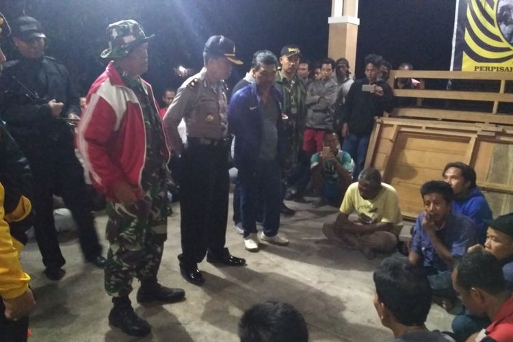 Petugas gabungan mengamankan sejumlah sopir yang nekat mengangkut pasir pada malam hari dari Kawasan rawan bencana gunung Agung
