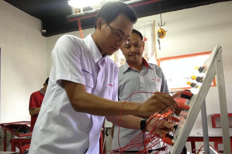 Sertifikasi Guru SMK yag diselenggarakan diler Honda Wahana.