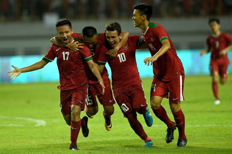 Pesepak bola Timnas U-19 Indonesia melakukan selebrasi setelah Syahrian Abimanyu (kiri) mencetak gol ke gawang Timnas U-19 Thailand dalam pertandingan persahabatan di Stadion Wibawa Mukti, Kabupaten Bekasi, Jawa Barat, Minggu (8/10/2017). Timnas U-19 Indonesia menang 3-0 atas Timnas U-19 Thailand.