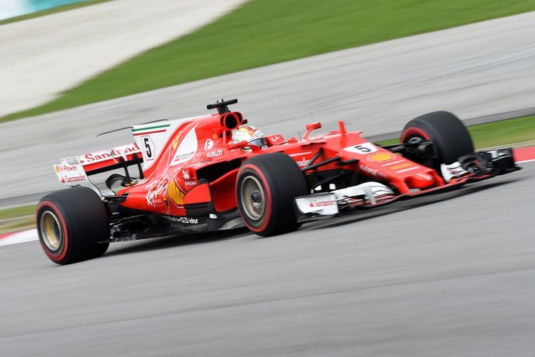 Pebalap Ferrari asal Jerman Sebastian Vettel melaju dalam sesi latihan ketiga Formula One Grand Prix di Sirkuit Sepang, Malaysia, Sabtu (30/9/2017). Kemarin, pebalap Ferrari menjadi yang tercepat dalam sesi latihan kedua, meskipun terjadi insiden kecelakaan pebalap tim Haas Romain Grosjean yang menyebabkan sesi latihan tidak bisa dilanjutkan lagi meski masih tersisa 15 menit.