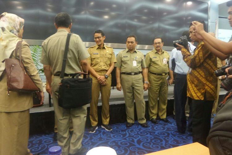 Wakil Gubernur DKI Jakarta Sandiaga Uno menggunakan sepaku kets pada hari pertamanya bekerja di Balai Kota DKI Jakarta, Selasa (17/10/2017). (KOMPAS.com/Jessi Carina)