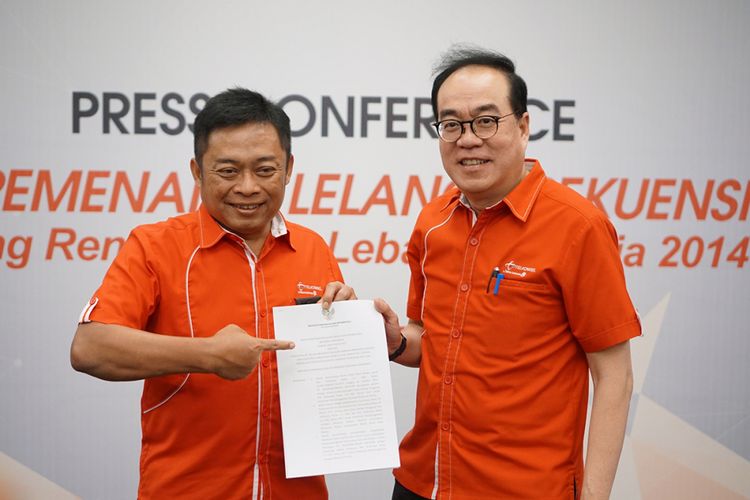 Kiri-kanan: Dirut Telkomsel, Ririek Adrianysah bersama Director of Planning and Transformation Telkomsel, Edward Ying menunjukkan SK Menkominfo soal penetapan Telkomsel sebagai pemenang lelang frekuensi 2.300 MHz di kantor Telkomsel di Jakarta, Senin (23/10/2017).