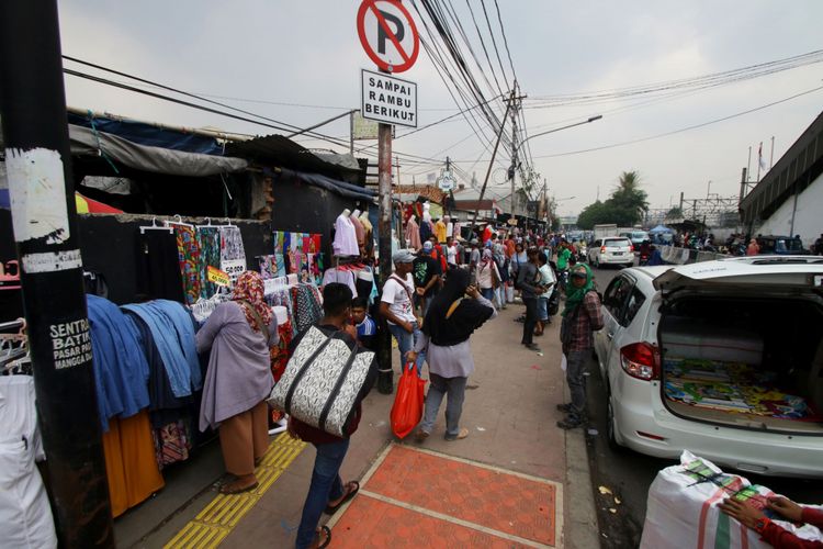 Image result for Pedagang kaki lima (PKL) mengokupasi jalur pedestrian Pasar Tanah Abang, Jakarta Pusat, Senin (30/10/2017).(Kompas.com/Sherly Puspita)